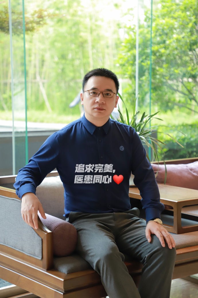 万米高空的生命救援！深圳川美眼整形张小川航班急救晕厥乘客