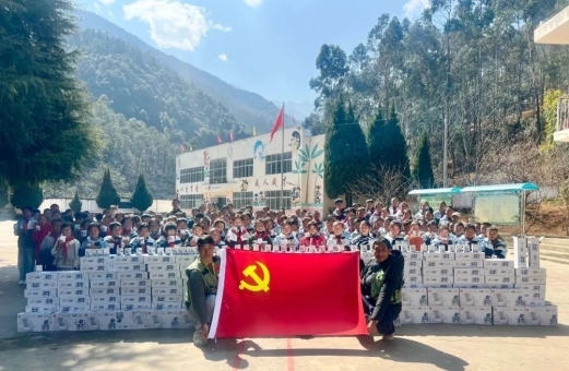 58200盒伊利牛奶抵达凉山偏远山区 保障山区儿童营养供给