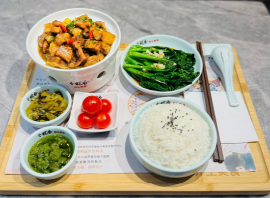 拒绝预制菜，当日鲜采 今皖香引领健康餐饮新风尚