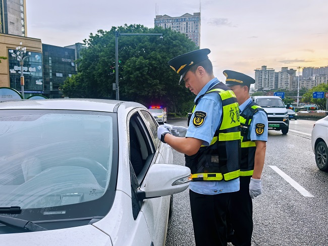 暴雨夜漠视乘客安危！网约车司机强行“甩客”被处罚