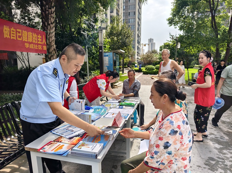交通运输执法高新区大队走进学成社区开展宣传活动