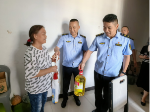 “节前送温暖 执法润民心” 高新区大队开展社区慰问活动